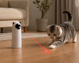 Chat jouant avec un laser automatique pour chat, poursuivant le faisceau lumineux projeté par le jouet interactif.