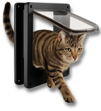 Chatière noire pour chat avec verrouillage 4 voies et porte transparente, utilisée par un chat tigré