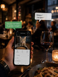 Personne communiquant avec son chat à distance via la caméra d'un distributeur automatique de croquettes connecté en Wi-Fi depuis son smartphone.
