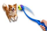 Lanceur de balle bleu pour chien avec une balle de tennis jaune à motif patte, idéal pour le jeu en extérieur.