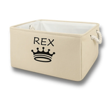 Panier de rangement personnalisé beige avec le prénom Rex et une couronne, parfait pour organiser les jouets, la laisse, les accessoires et les affaires d'un chien ou d'un chat.