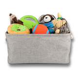 Panier de rangement en tissu rempli de jouets pour chien et chat, parfait pour organiser les accessoires des animaux.