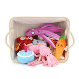 Panier personnalisé rempli de jouets pour chien ou chat afin de garder la maison bien organisée.