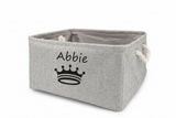 Panier de rangement personnalisé gris avec prénom pour chien ou chat, pratique pour ranger les accessoires de votre animal.