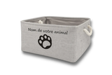 Panier de rangement personnalisé gris avec prénom pour chien ou chat, vu de trois quarts, idéal pour ranger les jouets, accessoires, couvertures et affaires de votre animal.