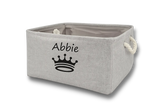 Panier de rangement personnalisé gris avec prénom pour chien ou chat, pratique pour ranger les accessoires de votre animal.