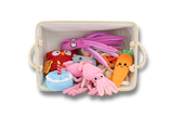 Panier personnalisé rempli de jouets pour chien ou chat afin de garder la maison bien organisée.