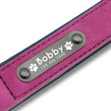 Zoom sur la plaque gravée d’un collier personnalisé pour chien avec nom et téléphone