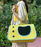 Personne portant un sac de transport confortable pour chat et petit chien