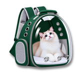 Sac à dos de transport vert pour chat avec une coque transparente, conçu pour les voyages et les promenades avec un félin.