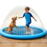 Tapis d'eau pour chien et enfant avec jets d'eau rafraîchissants dans un jardin pendant l'été