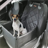 Transport sécurisé d'un chien en voiture grâce à un siège auto confortable et antidérapant